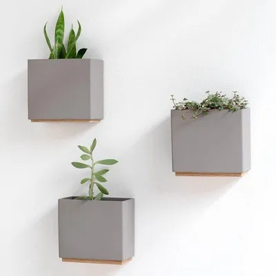 Produktbild von Unyqoos® 3‑teiliges Set hängender Blumentöpfe für die Wand, taupe – Übertopf aus hochwertigem Harz mit Buche-Furnier, für Zimmer- & Kunstpflanzen