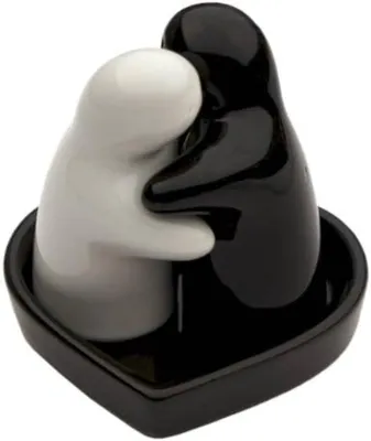 Produktbild von PolkaHome® Keramische Salz- und Pfefferset mit Untersetzer – Geisterthema Schwarz/Weiß, 2x5x8 cm, 140 g