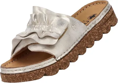Auf dem Bild ist eine beige Sandale abgebildet die von der Seite betrachtet wird. Die Sandale zeigt eine offene Zehenpartie und verfügt über verstellbare Riemen für einen festen Halt.