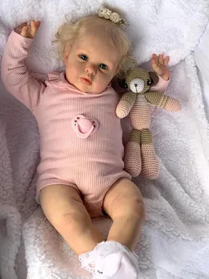 Zdjęcie produktu dla 60,96 cm (24 cale) Duża, realistyczna lalka Reborn wykonana z miękkiego silikonu, urocza i przytulna, z realistycznym wyglądem noworodka i blond włosami, idealna jako prezent dla dzieci.