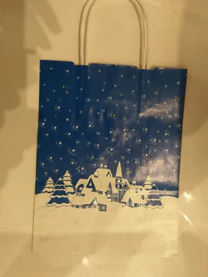 Dies ist ein Bild einer Papiertüte mit einem winterlichen Motiv. Die Tüte ist dunkelblau.