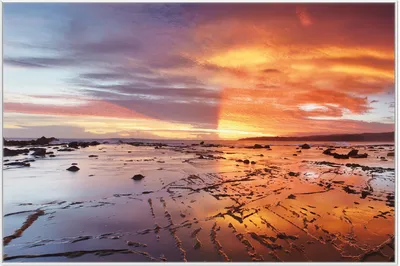 Produktbild von Wallario Wandbild Wattwanderung am Meer bei Sonnenuntergang, Größe: 61 x 91,50 cm, Poster mit weißem Aluminiumrahmen