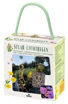 Zdjęcie produktu dla moses. Blatt & Blüte Solar-Lichtregen: 100 ciepłobiałych diod LED umieszczonych na miedzianych przewodach, w zestawie panel solarny z akumulatorem i uchwyt do zawieszania. Łańcuch świetlny LED z funkcją automatycznego włączania po zmroku, przeznaczony do użytku wewnątrz i na zewnątrz