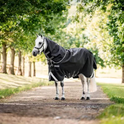 Zdjęcie produktu dla Koc konny Horseware do wypasu, rozmiar 130 - Rambo 1680D Plus Turnout, 100g - czarny/szary (Thunderstorm Grey)/srebrny