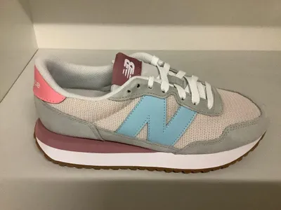 Image de Chaussure de course New Balance 237, couleur grise, avec lacets, légèrement amortie et au design rétro