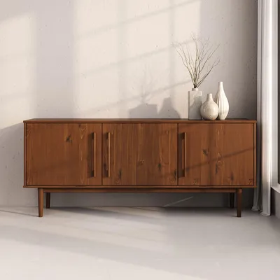 Produktbild von Sideboard TECCA mit 3 Türen aus Massivholz, Kastanie farben – Wohnzimmermöbel im Mid Century-Style mit verstellbaren Einlegeböden und hohen Füßen