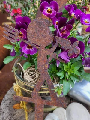 Image de Rouille noble jardinier avec carotte à planter