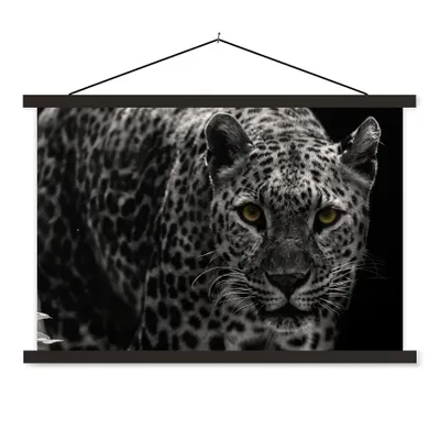 Produktbild von MuchoWow® Textilposter Leopard - Schwarz - Weiß 60x40 cm mit schwarzem Rahmen - Hölzernes