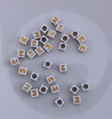 Image de Perles pour lettres, 30 pièces, 6x6 mm, blanches avec or, carrées, lettre M
