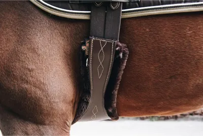 Zdjęcie produktu dla Ochraniacz Kentucky Horsewear na popręg anatomiczny z owczą skórą