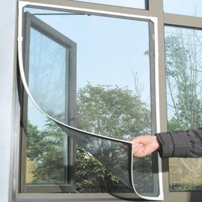 Obrázek produktu pro Mřížka proti hmyzu do oken, rozměry 130x150 cm, černá barva, snadná montáž – spolehlivě zabraňuje vniknutí hmyzu