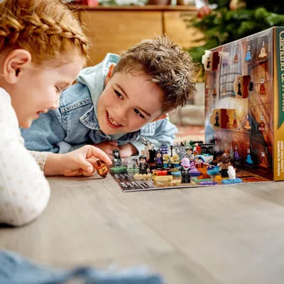 Image de LEGO 76404 Harry Potter Calendrier de l'Avent 2022 avec jeu de société, 7 minifigures, scènes de films et accessoires de jouets, cadeau magique précoce pour Noël