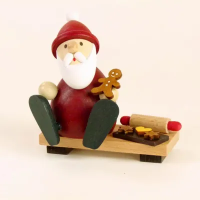 Produktbild von Weihnachtsmann auf Bank mit Lebkuchenmann, Backblech und Nudelholz (9cm) von Ullrich Kunsthandwerk