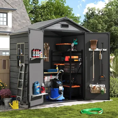 Immagine prodotto di Casetta da giardino resistente alle intemperie, dimensioni 183 x 137 x 210 cm, realizzata in resina plastica, con porta chiudibile a chiave, finitura grigio effetto legno