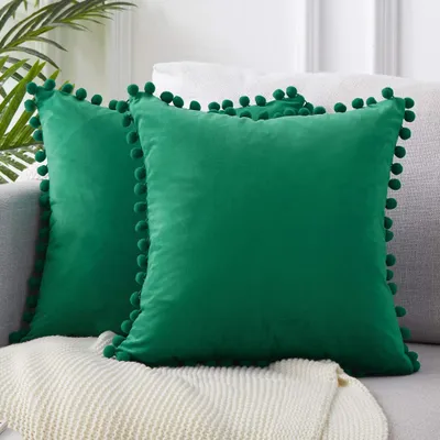 Produktbild von 2er Set Samt Kissen mit Pompons Einfarbig Kissenbezüge Dekorative Kissenhülle Kopfkissen Sitzkissen Dekokissen Couchkisen für Sofa Schlafzimmer Büro Auto 45X45cm Grün (ohne Kissenkern）