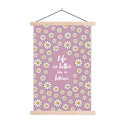 Produktbild von MuchoWow® Textilposter Zitat - Blumen - Rosa - Das Leben ist besser im Bikini 120x180 cm mit holzfarbenen Rahmen - Textil-Plakat