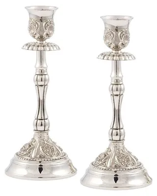 Produktbild von DRW Set mit 2 Kerzenständern, silberfarben, runder Sockel, 18 cm