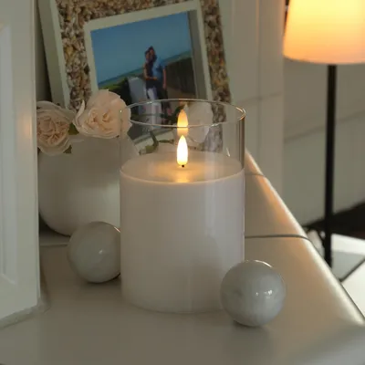 Produktbild von LED Kerze im Glas - Windlicht - Echtwachs - flackernde 3D Flamme - Timer - H: 15cm - D: 10cm
