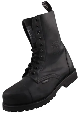 Auf dem Bild ist ein schwarzer Stiefel zu sehen der von der Seite betrachtet wird. Die Form des Stiefels wirkt robust und modern mit einer leicht glänzenden Oberfläche.