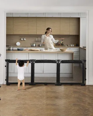Imagen del producto de Barrera de seguridad Unyqoos® para niños y mascotas, plegable con puerta: extensible hasta 210 cm, 70 cm de altura, 3 paneles ajustables, ventosas adhesivas