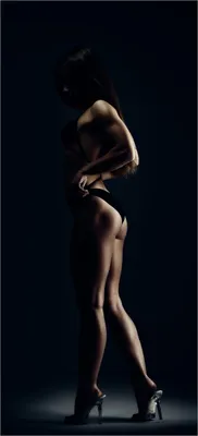 Produktbild von Türtapete Türposter Sexy Frau im Dunkeln - Schatten, Silhouetten, Muskeln - Größe: 93 x 205 cm
