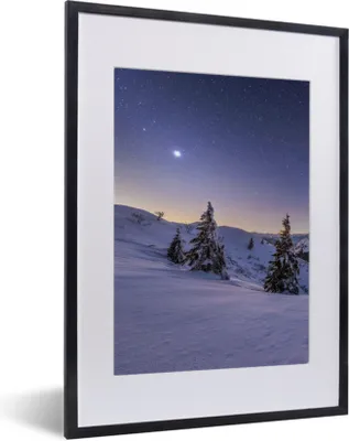 Produktbild von MuchoWow® Gerahmtes Poster Winter - Schnee - Nacht - Bäume 30x40 cm - Poster mit Schwarzem Bilderrahmen Wandposter Rahmen Foto Bilder - Wandposter Schlafzimmer