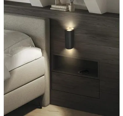 Obrázek produktu pro Nástěnná lampa Briloner s funkcí osvětlení nahoru a dolů, rozměry 8,5x20x8 cm, patice GU10, maximální výkon 9W, vroubkovaná struktura, černá barva. Vhodná do obývacího pokoje, ložnice nebo chodby