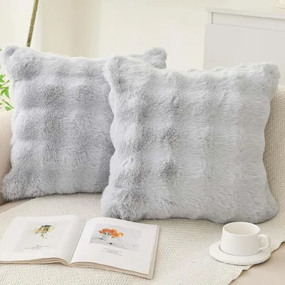Produktbild von 2er Set Kissenbezüge, Flauschig Plüsch Kissenbezüge,45x45cm Quadratisch Kissenhülle Pelz Dekokissen Sofakissen,Hellgrau