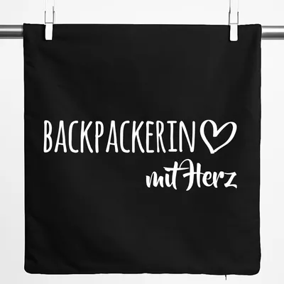 Produktbild von Huuraa Kissenbezug Backpackerin mit Herz 40x40cm Black Baumwolle Dekokissenbezug Geschenkidee