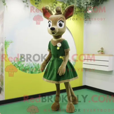 Produktbild von Maskottchenfigur REDBROKOLY eines olivfarbenen Rehs mit A-Linien-Rock und Fußkettchen