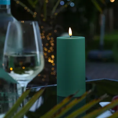 Produktbild von LED Stumpenkerze MIA - Kunststoff - realistische 3D Flamme - H: 15cm - für Außen - grün