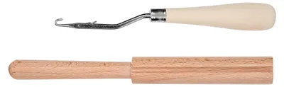 Produktbild von Handgefertigte Teppichreparatur mit Holzgriff-Hakennadel und Linienschneider aus Holz – Ideal zum Ausbessern von Bodenmatten
