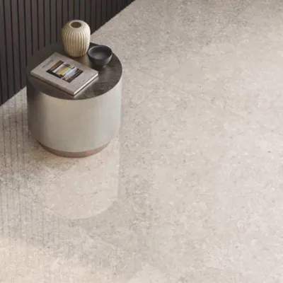 Imagen del producto de CASA39, baldosas con apariencia de piedra, color beige, 120x120 cm, marca Supergres, modelo Cobb