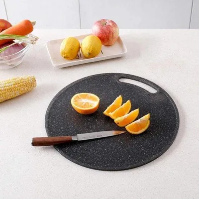 Immagine prodotto di Tagliere rotondo Famanu con foro per appendere - Design in marmo, plastica, taglia S