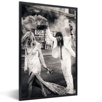 Produktbild von MuchoWow® Gerahmtes Poster Las Vegas - Party - Ehepaar - Schwarz und weiß 60x90 cm - Poster mit Schwarzem Bilderrahmen Wandposter Rahmen Foto Bilder - Kunst