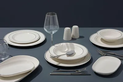 Produktbild von Hermia Concept, Hochwertiges Geschirrset (53 Teile) aus 100% Porzellan, Weiß/Silber