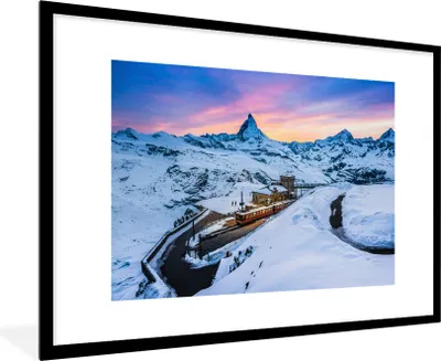 Produktbild von MuchoWow® Gerahmtes Poster Dämmerung am Schweizer Matterhorn bei der Gornergratbahn 90x60 cm - Poster mit Schwarzem Bilderrahmen Wandposter Rahmen Foto Bilder - Wanddekoration - Fotos