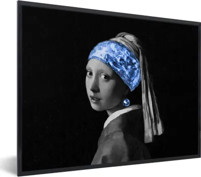 Produktbild von MuchoWow® Gerahmtes Poster Mädchen mit einem Perlenohrring - Kunst - Blau 40x30 cm - Poster mit Schwarzem Bilderrahmen Wandposter Rahmen Foto Bilder - Kunstposter - Wanddekorationen