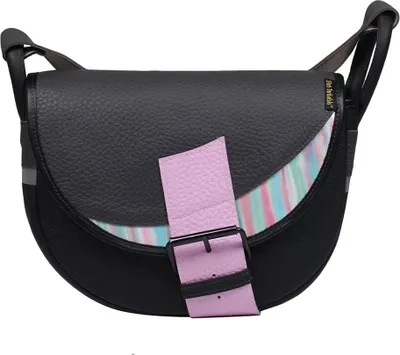 Productafbeelding van Zwarte dameshandtas "Freshman Mini" van leer met een roze detail