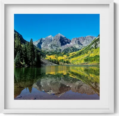 Produktbild von See mit Bergen und Wäldern– Wandbild mit Rahmen – Gerahmtes Bild  – Wanddekoration – 50x50 cm –  Weiß Rahmen