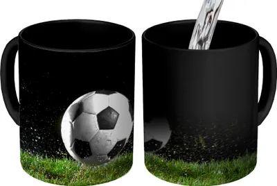 Produktbild von MuchoWow® Zauber Tasse Zaubertasse Magic Fußball auf der Wiese 350 ml Farbwechsel Becher Geschenk Geschenkidee - Magic-Tasse - Fototasse - Keramiktassen - Bilder - Tasse Kaffee - Getränkbecher - Kaffe