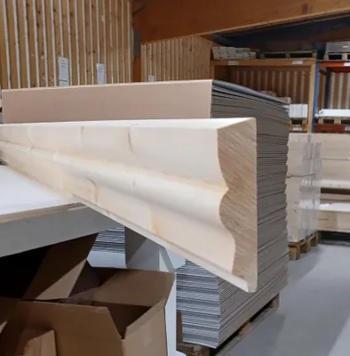 Produktbild von Holzprofil - Fensterverzierung - Fußleiste - 38x155mm - Länge 235cm - Allmogelist (181)
