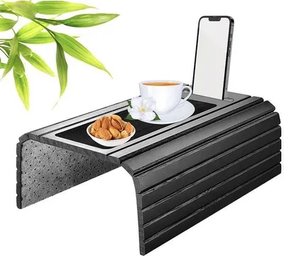 Immagine prodotto di Tavolino da divano Famanu antiscivolo - Vassoio flessibile per braccioli del divano - Nero con supporto per cellulare