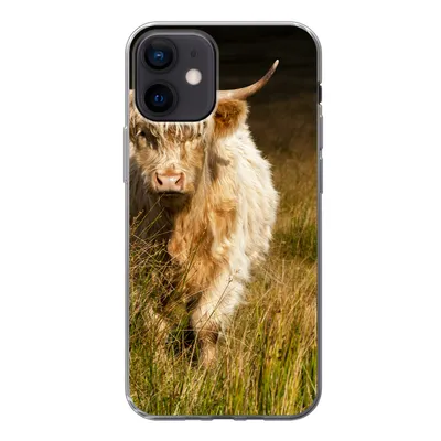 Produktbild von MuchoWow® Handyhülle Schutzhülle Hülle für iPhone 12 Schottische Highlander - Licht - Gras - Tiere Silikon Softcase Handy Hülle - Schutzhülle