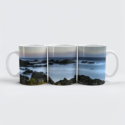 Produktbild von raxxa Premium-Tasse "Felsenstrand mit Wasser"
