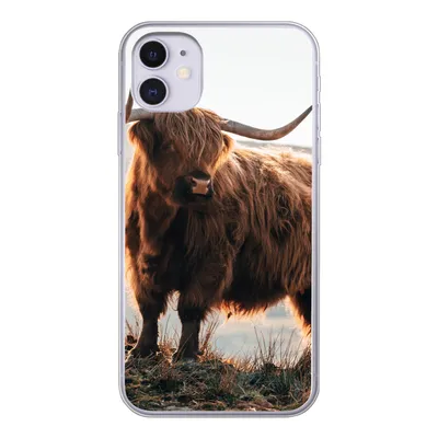 Produktbild von MuchoWow® Handyhülle Schutzhülle Hülle für iPhone 11 Schottische Highlander - Tiere - Ländlich - Landschaft - Kuh - Natur Silikon Softcase Handy Hülle - Handytasche