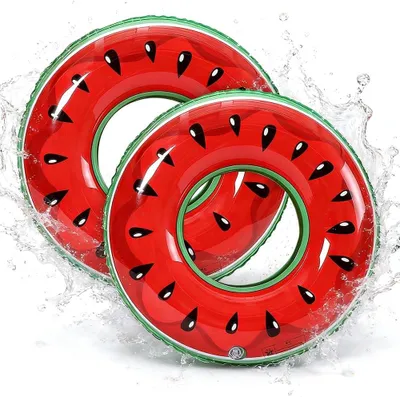 Imagen del producto de Flotador inflable con forma de sandía, fabricado en PVC, con un diámetro de 20 cm, ideal para la piscina