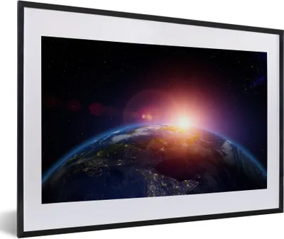 Produktbild von MuchoWow® Gerahmtes Poster Satellitenbild eines Sonnenaufgangs 60x40 cm - Poster mit Schwarzem Bilderrahmen Wandposter Rahmen Foto Bilder - Schlafzimmer - Plakat in Rahmen - Drucken
