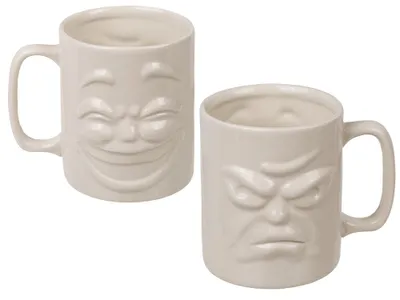 Produktbild von Kaffeetasse in Weiß mit Gesicht in 3D-Optik fröhlich und mürrisch