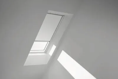 Produktbild von VELUX Verdunkelungsrollo uni weiß mit Alu- Rahmen solarFSCDSL S06 1025K